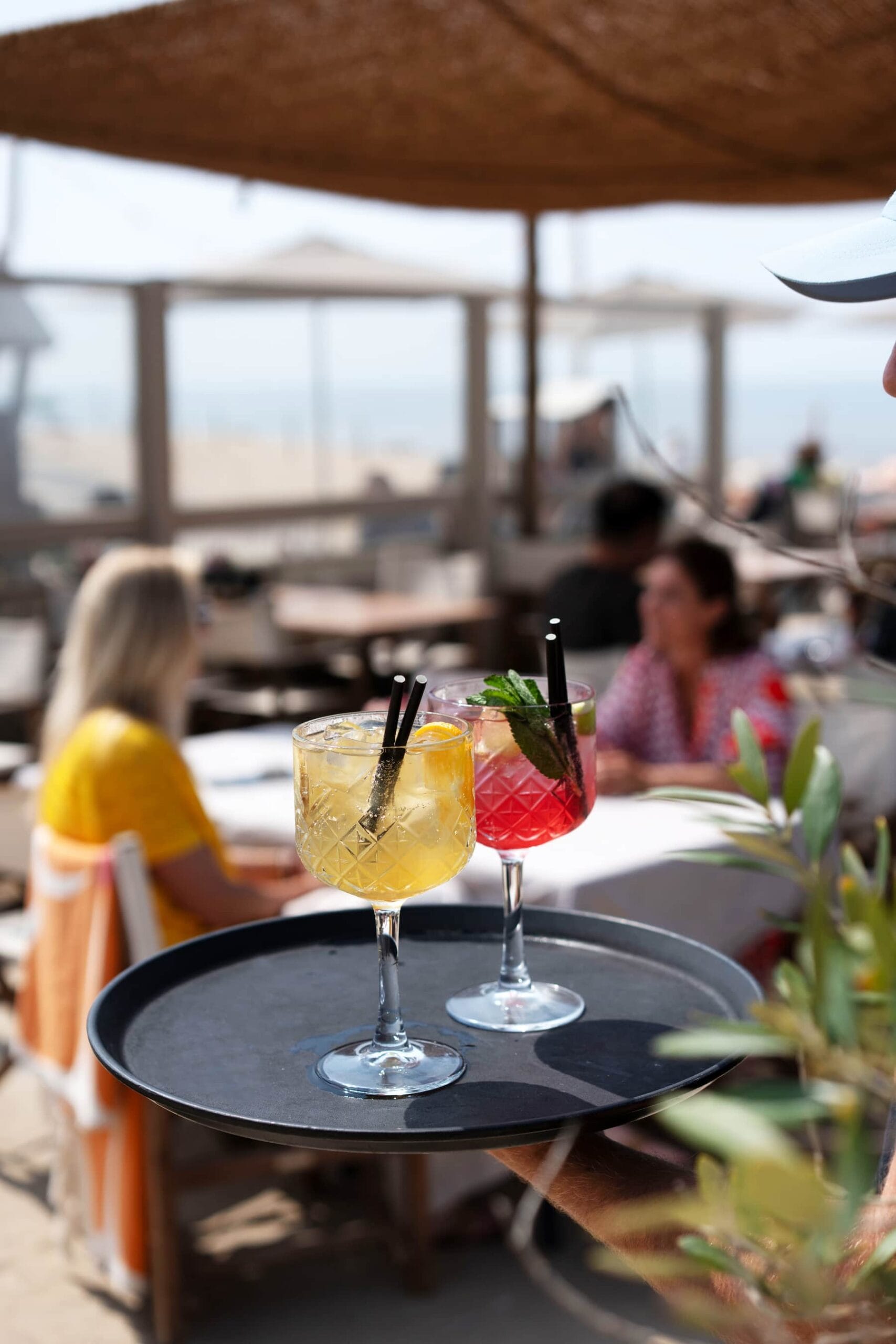 Drankje bij Beachclub BAIT op het terras