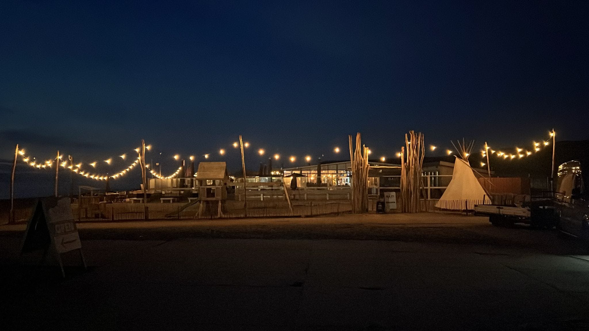 Beachclub BAIT in de avond